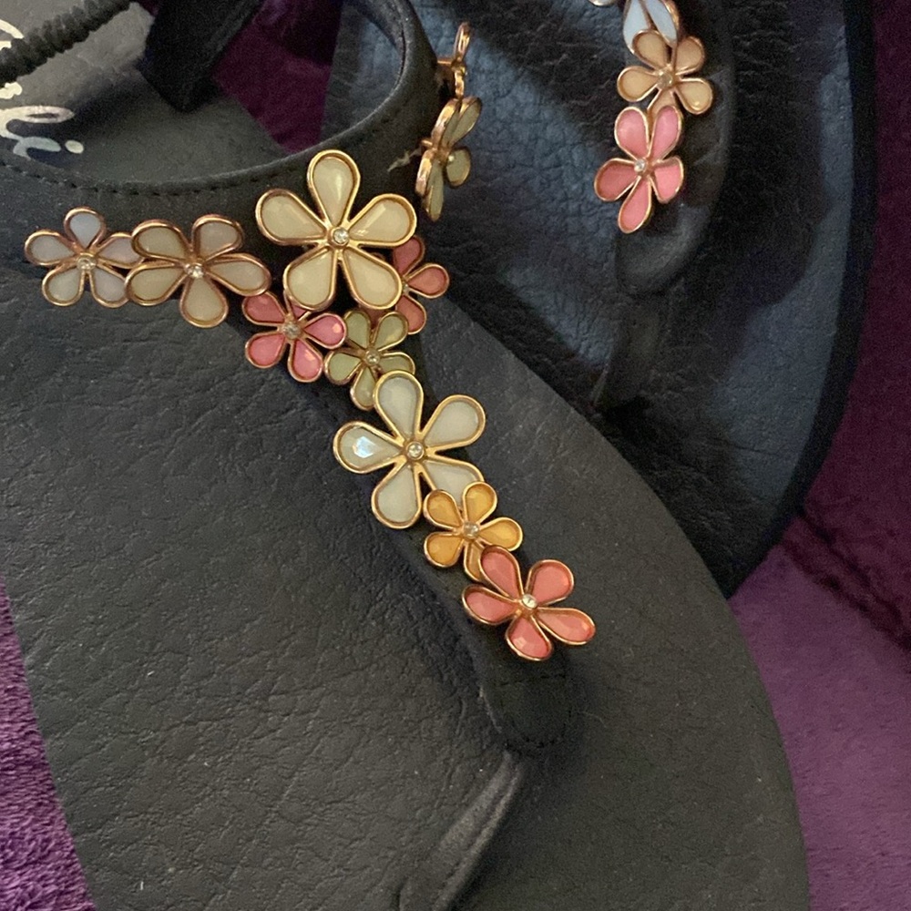 Cali sandals by Skechers. Flower jewel embelishments. - Picture 3 of 6